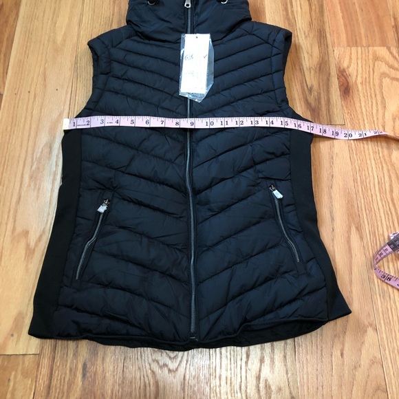 Black High Collar Sleeveless Puff Vest - Picture 12 of 13